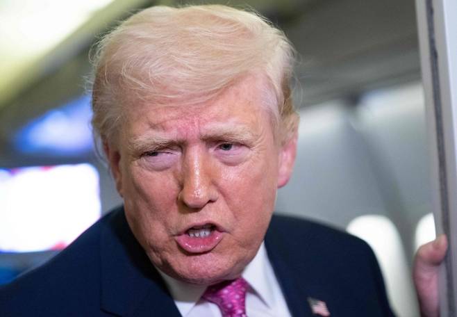 도널드 트럼프 미국 대통령이 29일(현지시간) 에어포스원 기내에서 취재진 질문에 답하고 있다. 이날 트럼프 대통령은 이란과의 협상과 군사 대응을 놓고 강경 발언을 이어갔다. 게티이미지 AFP 연합뉴스