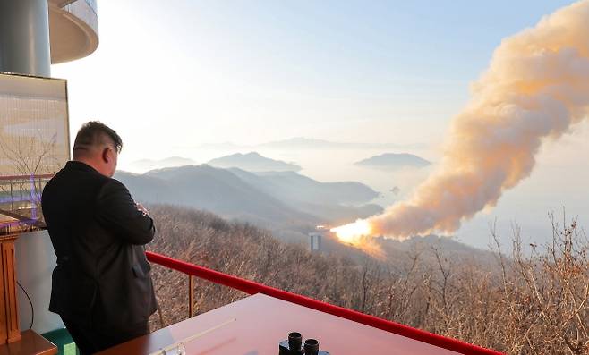 김정은 북한 국무위원장이 탄소섬유 복합재료를 적용한 대출력 고체엔진 지상분출시험을 참관하고 있다. 북한은 이날 신형 전차 시험과 함께 고체엔진 시험도 공개하며 전략·재래식 전력을 동시에 부각했다. 조선중앙통신 연합뉴스