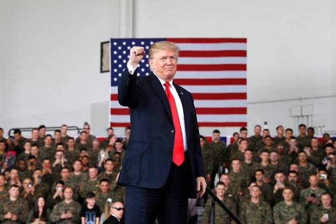 2018년 3월 13일 미군 앞에 서 있는 도널드 트럼프 미국 대통령. AP 연합뉴스