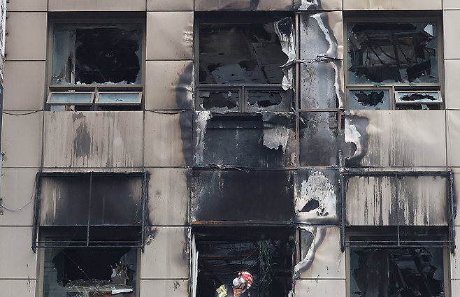 지난 15일 서울 중구 소공동 한 캡슐호텔에서 전날 화재사고 관련 경찰·소방 합동감식이 이뤄지고 있다. 연합뉴스