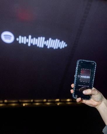 월드컵대교 아래 대형 스포티파이 코드 스캔을 통한 방탄소년단 독점 보이스 콘텐츠 재생 장면. 사진 제공=스포티파이