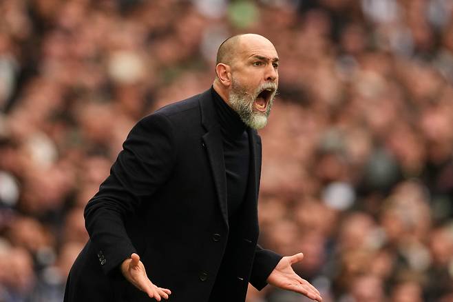 이고르 투도르 감독이 22일(현지 시간) 영국 노팅엄에서 열린 노팅엄 포리스트와의 경기에서 선수들에게 전술을 전달하고 있다. AP연합뉴스