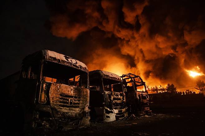 지난 3월8일, 미국과 이스라엘의 공습을 받아 불타고 있는 이란의 한 석유 저장소. ⓒAP Photo