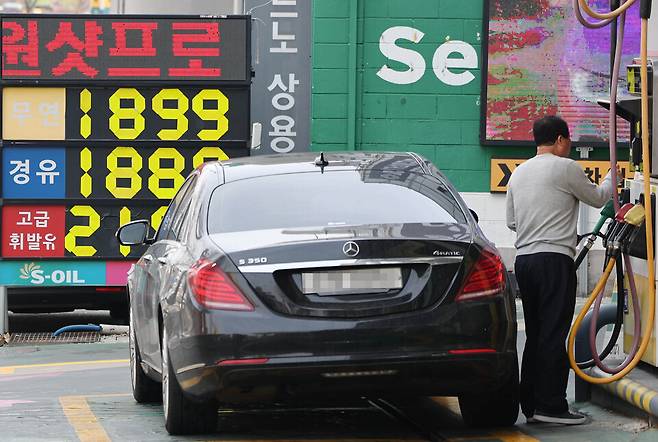 지난 22일 서울 시내 한 주유소 앞에 유가가 게시돼 있다. ⓒ연합뉴스