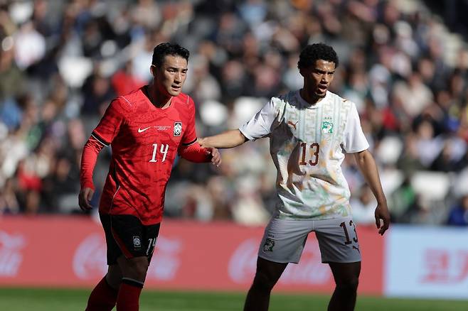 축구국가대표팀 수비수 조유민(왼쪽)이 29일(한국시간) 스타디움 MK서 끝난 코트디부아르전 도중 클레망 아크파와 몸싸움을 하고 있다. 밀턴킨스|AP뉴시스