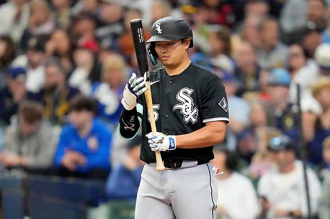 무라카미 무네타카가 30일 미국 위스콘신주 밀워키의 아메리칸 패밀리 필드에서 열린 밀워키 브루어스와 2026 메이저리그 정규리그 원정 경기에서 타석에 들어서고 있다.   밀워키 | AFP연합뉴스