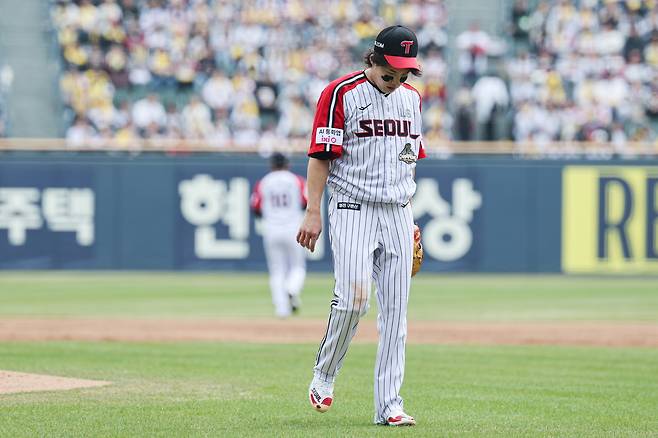 29일 서울 송파구 잠실야구장에서 열린 프로야구 2026 KBO리그 kt wiz와 LG 트윈스의 경기. 1회초 LG 선발투수 임찬규가 3실점으로 이닝을 마친 뒤 더그아웃으로 향하고 있다. 2026.3.29 연합뉴스