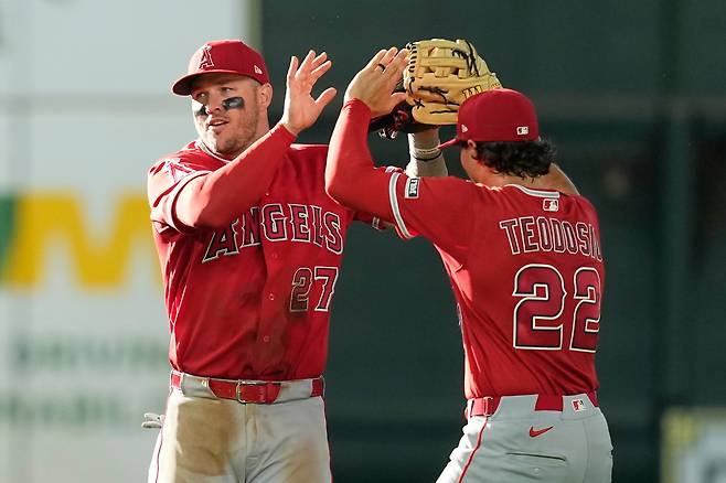 LA 에인절스 마이크 트라웃이 27일 휴스턴전 승리 후 브라이스 테오도시오와 하이파이브를 나누고 있다. AP연합뉴스