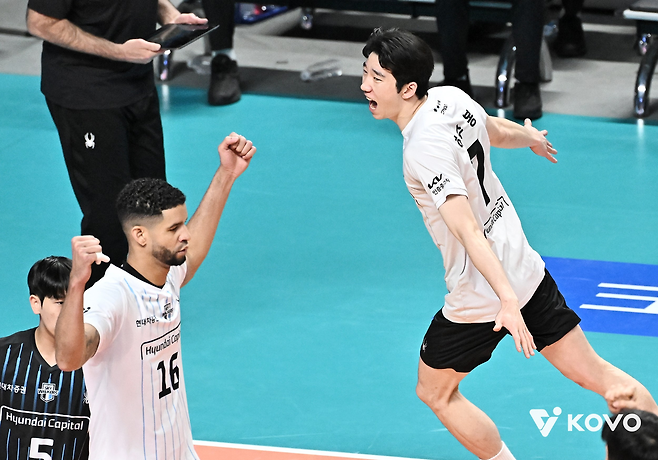 현대캐피탈 허수봉이 29일 장충체육관에서 열린 우리카드와 플레이오프 2차전 서브 에이스를 터뜨리고 기뻐하고 있다. KOVO 제공