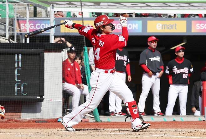 ▲ 팀의 여전한 중심이자 간판 타자인 최정은 마흔의 나이에도 핫코너를 지키며 후배들의 모범이 되고 있다 ⓒSSG랜더스