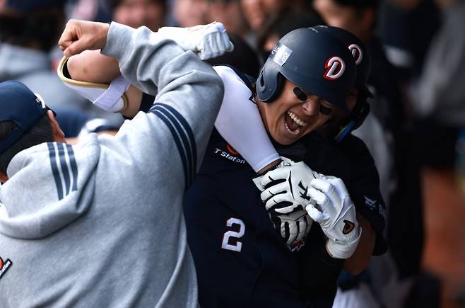 두산 베어스 김민석이 29일 창원 NC파크에서 열린 NC 다이노스와 2026 신한 SOL KBO 리그 정규시즌 원정 경기에서 8회 역전 스리런포를 터트린 뒤 더그아웃에서 동료들의 축하를 받고 있다. /사진=두산 베어스 제공