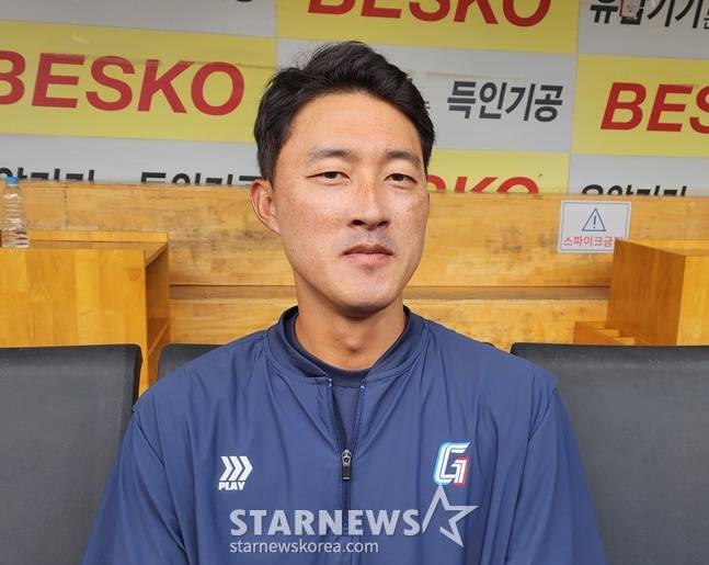 29일 경기를 앞두고 취재진과 인터뷰를 하고 있는 노진혁. /사진=박수진 기자