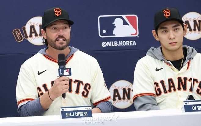 미국 메이저리그 프로야구(MLB) 샌프란시스코 자이언츠가 7일 경기도 이천 LG 챔피언스파크에서 휘문고 및 덕수고 선수 60여 명을 초청해 야구 클리닉을 열었다.  토니 바이텔로 감독이 클리닉 전에 진행된 기자회견에서 기자들의 질문에 답하고 있다. 이날 행사에는 래리 베어 회장, 버스터 포지 사장,  토니 바이텔로 감독, 이정후, 윌리 아다메스 등이 참석했다. /사진=김진경 대기자