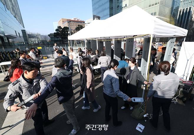 BTS(방탄소년단)의 컴백 공연이 열린 지난 3월 21일 서울 광화문광장으로 들어가는 한 출입구에서 검문이 진행되고 있다. 권도현 기자