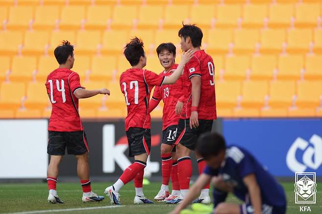 이민성호가 2살 어린 일본을 상대로 설욕에 성공했다. 일본 21세 이하(U-21) 대표팀을 한 골 차로 꺾고 지난 아시아축구연맹(AFC) U-23 아시안컵 준결승 패배의 아쉬움을 어느 정도 털어냈다. 이민성 감독이 이끄는 대한민국 U-23 대표팀은 29일 천안 코리아풋볼파크에서 열린 일본 U-21 대표팀과의 연습 경기에서 2-1 승리를 거뒀다. 비공개로 진행된 이번 맞대결서 한국은 전후반 한 골씩을 뽑아냈고, 일본의 막판 추격을 뿌리친 끝에 승리했다. 대한축구협회
