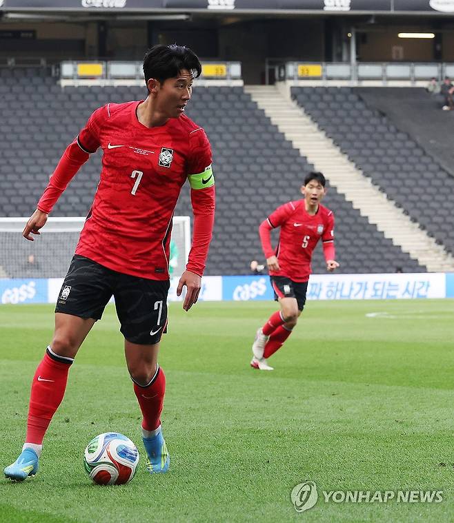 패스 준비하는 손흥민 (밀턴킨스[영국]=연합뉴스) 최재구 기자 = 한국축구국가대표팀 손흥민이 28일(현지시간) 영국 밀턴킨스 스타디움 MK에서 열린 코트디부아르와 평가전에서 패스할곳을 찾고 있다. 2026.3.29 jjaeck9@yna.co.kr