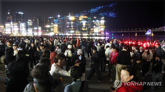 부쩍 늘어난 광안리 드론쇼 관람 인파 (부산=연합뉴스) 강선배 기자 = 28일 밤 부산 수영구 광안리해수욕장에서 드론 라이트 쇼를 관람한 시민, 관광객들이 백사장을 빠져나가고 있다. 2026.3.28 sbkang@yna.co.kr