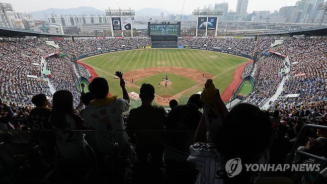 프로야구 개막 첫 주말부터 뜨거운 응원 열기 (서울=연합뉴스) 서대연 기자 = 29일 서울 송파구 잠실야구장에서 열린 프로야구 2026 KBO리그 kt wiz와 LG 트윈스의 경기에서 관중들이 응원전을 펼치고 있다. 
    KBO는 이날 "역대 두 번째로 개막 시리즈(토·일요일 개최 기준) 이틀 연속 전 경기 입장권이 매진됐다"며 "이는 2025시즌에 이어 2년 연속"이라고 발표했다. 28일에 이어 29일에도 잠실 2만3천750명, 인천 2만3천명, 대구 2만4천명, 창원 1만8천128명, 대전 1만7천명 만원 관중이 들어찼다. 2026.3.29 dwise@yna.co.kr