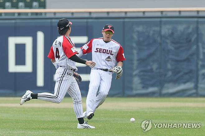 오묘한 지점에 떨어지는 허경민의 타구 (서울=연합뉴스) 서대연 기자 = 29일 서울 송파구 잠실야구장에서 열린 프로야구 2026 KBO리그 kt wiz와 LG 트윈스의 경기.
1회초 2사 1, 3루 kt 허경민의 타구가 2루수와 우익수 사이로 떨어지고 있다. 결과는 1타점 안타. 2026.3.29 dwise@yna.co.kr