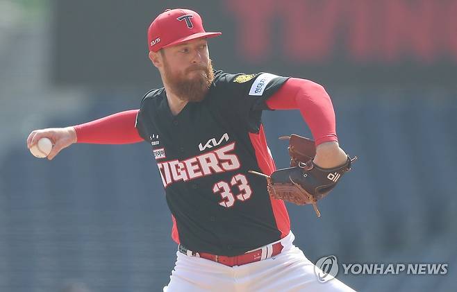 KIA 올러 역투 (창원=연합뉴스) 김동민 기자 = 17일 경남 창원NC파크에서 열린 KIA 타이거즈와 NC 다이노스의 시범경기. 5회 말 KIA 애덤 올러가 역투하고 있다. 2026.3.17 image@yna.co.kr