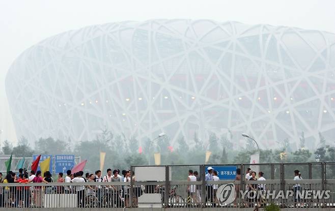 2008년 7월 스모그에 싸인 베이징올림픽 메인스타디움 [연합뉴스 자료사진]