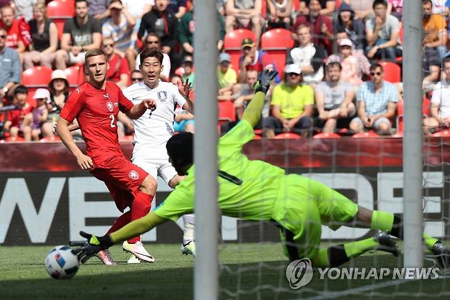 2016년 6월 체코와 평가전에서 슈팅하는 손흥민 [연합뉴스 자료사진]