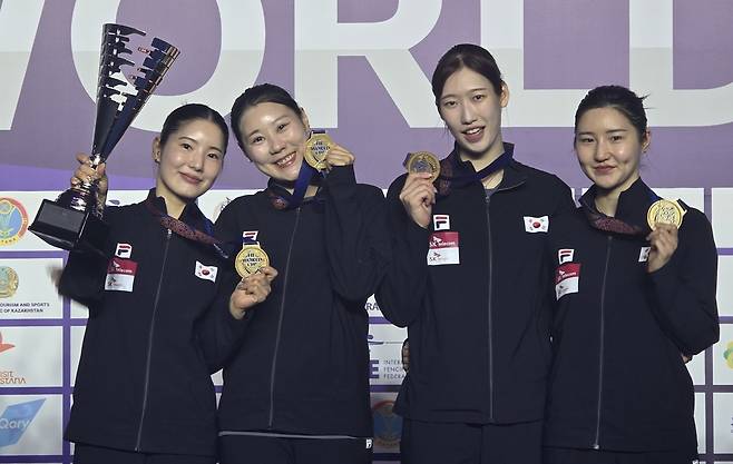 펜싱 여자 에페 대표팀 아스타나 월드컵 단체전 우승한 여자 에페 대표팀의 송세라(왼쪽부터), 박소형, 임태희, 이혜인[대한펜싱협회 제공]
