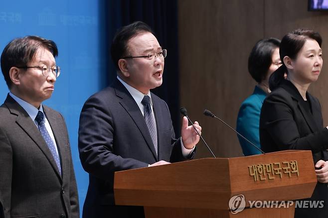 김부겸 전 총리, 대구시장 출마 선언 (서울=연합뉴스) 신현우 기자 = 김부겸 전 국무총리가 30일 국회 소통관에서 대구시장 출마를 선언하고 있다. 2026.3.30 nowwego@yna.co.kr