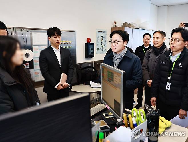 범부처 합동점검단 주유소 불시 점검 (서울=연합뉴스) 김정관 산업통상부 장관이 19일 범부처 합동점검단과 함께 서울 송파구 정유사 직영 주유소를 불시에 방문해 가격, 유통, 품질 등에 불법행위가 있는지 점검하고 있다. 2026.3.19 [산업통상부 제공. 재판매 및 DB 금지] photo@yna.co.kr