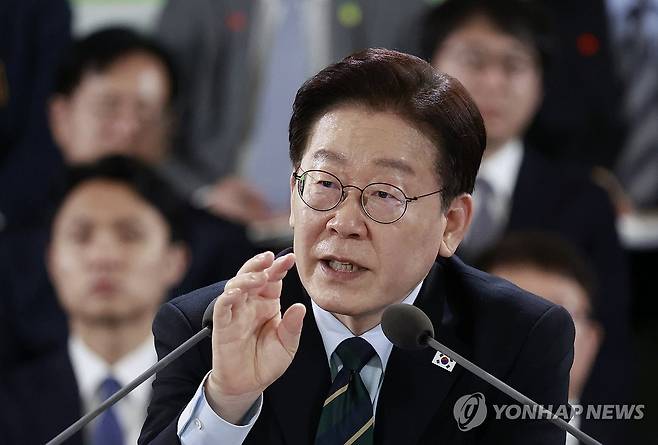 발언하는 이재명 대통령 (제주=연합뉴스) 김도훈 기자 = 이재명 대통령이 30일 제주한라대학교 한라컨벤션센터에서 열린 타운홀미팅 '제주의 마음을 듣다'에서 발언하고 있다. 2026.3.30 [청와대통신사진기자단] superdoo82@yna.co.kr