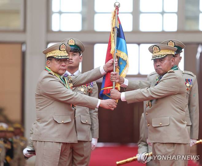 미얀마 군사정권 수장과 후임 최고사령관 (네피도 EPA=연합뉴스) 30일(현지시간) 미얀마 수도 네피도에서 열린 군 최고사령관 이·취임식에서 물러나는 민 아웅 흘라잉(왼쪽) 전 최고사령관과 예 윈 우 신임 최고사령관이 깃발을 주고받고 있다.