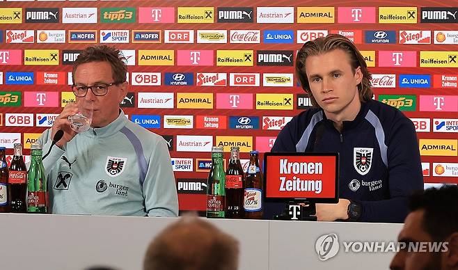 기자회견 하는 랄프 랑니크 감독과 파트리크 비머 (빈[오스트리아]=연합뉴스) 최재구 기자 = 한국과의 평가전을 앞둔 오스트리아 축구대표팀의 랄프 랑니크 감독가 파트리크 비머가 30일(현지시간) 빈 오스트리아 축구협회 캠퍼스에서 열린 공식 기자회견에서 질문에 답하고 있다. 2026.3.30 jjaeck9@yna.co.kr