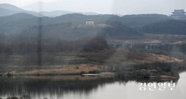 여주 대신면 주민들이 60여 년간 전투기 소음에 시달리고 있지만, 잘못된 기준과 좁은 보상 범위로 인해 실질적인 보상을 받지 못하고 있는 실정이다. 사진은 30일 여주시 공군 제10전투비행단 전투기 사격장인 백석리 섬 일대 모습. 2026.3.30 /최은성기자 ces7198@kyeongin.com