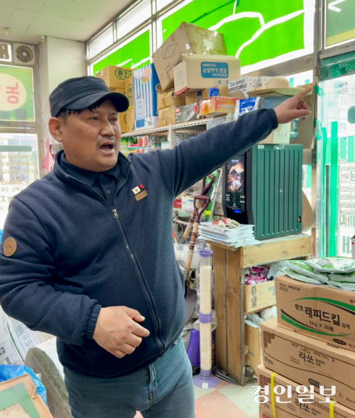 이모형 여주시 대신면 이장협의회장이 공군사격장 전투기 비행 경로를 손으로 가리키며 소음 피해 실태를 설명하고 있다. 2026.3.27 여주/양동민기자 coa007@kyeongin.com