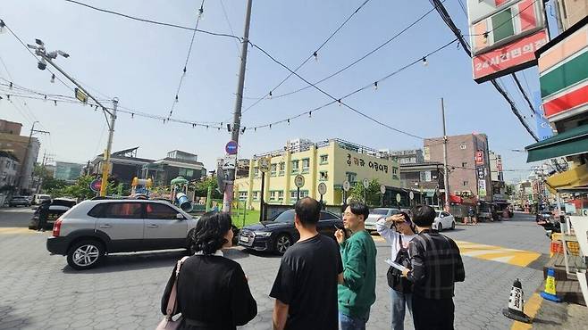 ▲ 수원시 장안구 연무동 자치계획단이 현장을 답사하고 있다. /사진제공=수원특례시