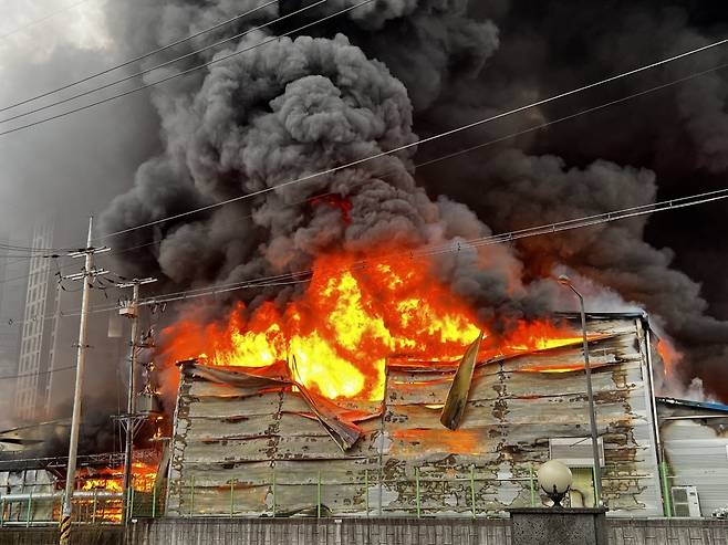 ▲ 31일 오후 3시 49분쯤 양주시 백석읍 홍죽리 소재 가죽가공 공장에서 대형 화재가 발생해 거대한 검은 연기와 함께 불길이 치솟고 있다. 소방당국은 대응 1단계를 발령하고 진화 작업을 벌였으며, 이 불로 건물 8개 동이 소실되고 근로자 3명이 화상을 입었다./사진제공=북부소방재난본부