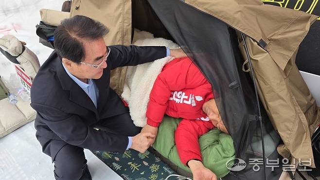 김태원 전 고양시 덕양 을(고양시 을) 국회의원(왼쪽)이 31일 단식 중인 오준환 예비후보를 만나 위로하고 있다. 김태훈 기자