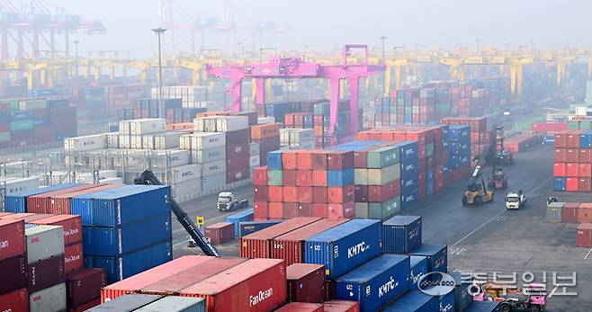 인천 연수구 인천신항 컨테이너 터미널에 수출 대기 중인 컨테이너들이 쌓여 있다. 사진=중부일보DB