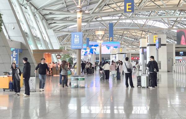인천국제공항 제1여객터미널 3층이 공항 이용객들로 북적이고 있다. <유지인 기자>