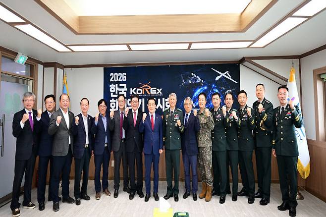 한국항공우주산업(KAI), 한화시스템, LIG넥스원 등 국내외 14개 유수 방산 기업이 참여한 회전익기전시회에서 육군항공학교와 논산시 관계자 등이 화이팅을 외치며 기념촬영을 하고 있다.(사진=육군항공학교 제공)