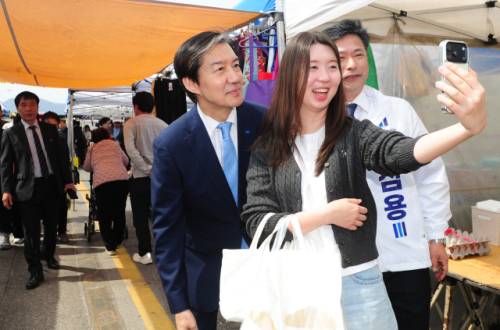 조국혁신당 조국 대표가 29일 영월 덕포시장에서 시민들과 기념촬영을 하고 있다.