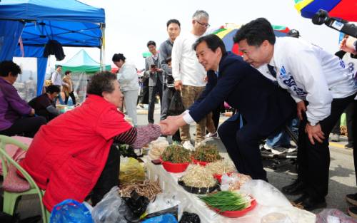 조국혁신당 조국 대표가 29일 영월 덕포시장에서 상인과 악수를 하며 인사를 하고 있다.