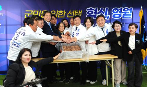 엄삼용 조국혁신당 영월군수 예비후보 선거사무소 개소식이 29일 영월읍 사무소에서 조국 당대표와 신장식 국회의원, 이종득 도당위원장 권한대행, 영월출신 이숙윤 중앙당 정책위 부의장 등이 참석한 가운데 열렸다.