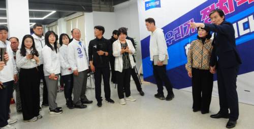 29일 영월에서 열린 엄삼용 조국혁신당 영월군수 예비 후보 선거사무소 개소식에서 지지자들이 조국 당대표와 사진 촬영을 하기 위해 길게 줄지어 있다.