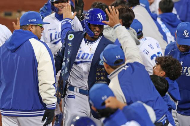 삼성 라이온즈의 르윈 디아즈가 31일 대구에서 열린 두산 베어스와의 프로야구 경기 8회말 동점 스리런 홈런을 친 뒤 덕아웃으로 들어오자 동료들이 반겨주고 있다. 삼성 제공