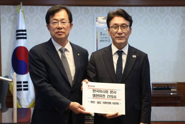 이만희 국회의원은 광화문 정부청사에서 김민석 국무총리를 만나 한국마사회 본사 영천이전과 영천경마공원 2 단계 사업 추진을 공식 건의했다. [사진=이만희 의원실]