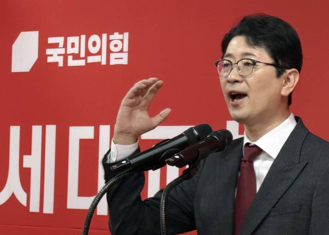 주진우 국민의힘 의원이 28일 오후 부산 연제구의 한 빌딩에서 열린 경선 사무소 개소식에서 출마의 변을 밝히고 있다. 연합뉴스