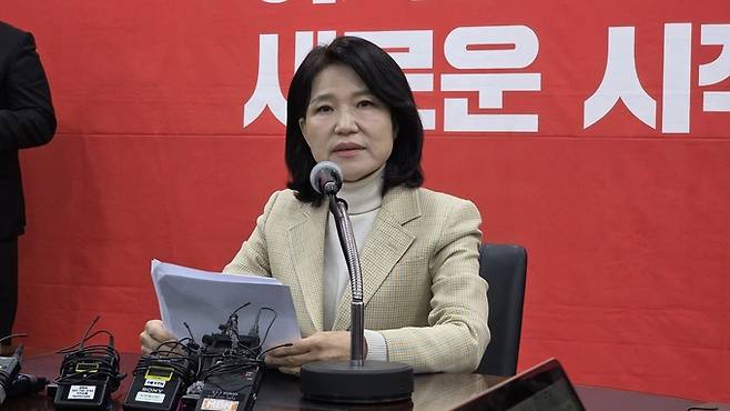 ▲ 이진숙 예비후보가 국민의힘 대구시당에서 당 공천관리위원회의 컷오프(공천 배제) 결정에 반발하며 재고 요청을 하고 있다. 경북일보 DB