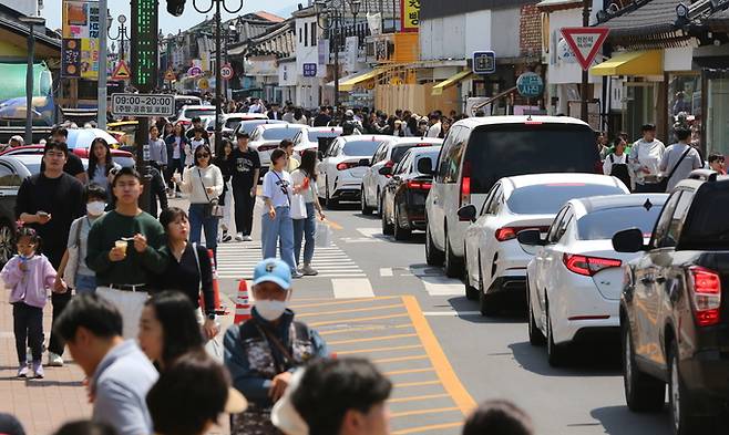 ▲ 경주 황리단길이 관광객들로 북적이고 있다.