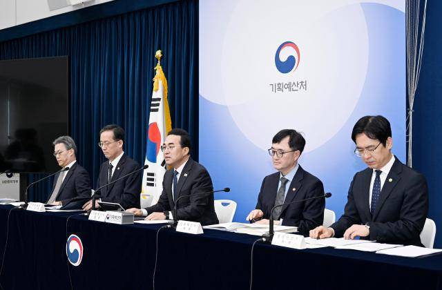 박홍근 기획예산처 장관이 3월 27일 오전 정부세종청사 중앙동에서 열린 '2026년 추가경정예산안 상세 브리핑'에서 주요 내용을 발표하고 있다.(왼쪽부터 오승철 산업통상부 기획조정실장, 이형일 재정경제부 제1차관, 박홍근 기획예산처 장관, 임기근 기획예산처 차관, 김민재 행정안전부 차관)[사진=기획예산처]